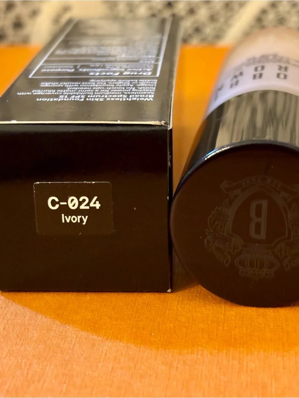 NIB Bobbi Brown Weightless Skin Foundation SPF 15 -Ivory( C-024)